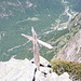 Una seconda croce più spartana sulla vetta della Föpia. Sul fondovalle Piee (Brione Verzasca)