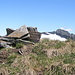 Pizzo del Rabbioso, cima E (2267 m), uomo di vetta. A destra la Cima di Bri