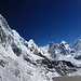 Blick vom Kala Pattar auf Pumo Ri (7165m) im Bild links und Everest, rechts