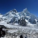 Everest (links) und Nuptse. Fast genau 1000 Meter Höhenunterschied! Wie die Perspektive von unserem Aussichtshügel doch täuscht.
