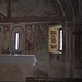 Particolare degli affreschi dell'abside settentrionale con gli affreschi tardogotici raffiguranti gli apostoli riuniti a gruppi di tre.