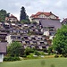 zum Schluss alt und neu...hinten das alte Schulhaus...vorne die supermoderne Terrassen-Siedlung
