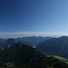 Ausblick vom Teufelstättkopf:der Felskopf im Wald ist unser nächstes Ziel, die Sonnenspitze, links davon Oberammergau