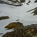 Das nächste Schneefeld erfordert deutlich mehr Einsatz, Rückblick auf die Steilstufe kurz vor dem echten Hundstalsee.<br />Hinten der kleine See (türkis, vereist).