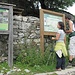 pannelli esplicativi nei pressi di una neviera