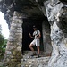 eccomi all'ingresso di una stanza scavata nella roccia