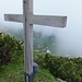 Gipfelkreuz mit verwaistem Gipfelbuch auf dem Chli Speer.
