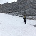 Auf dem Schneefeld zum Klettersteig. 