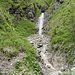 Auch bei einem Hatscher gibt es noch Schönes zu entdecken: Der Ölgraben stürzt sich über einen kleinen Wasserfall in die Erzlaine.