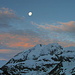 07.06.12: Die Sonne  geht auf über dem Diablon,<br />doch noch scheint der Mond