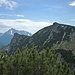 Törlkopf (links) und Karkopf; hinter dem Törlkopf der Hochkalter mit dem Blaueis, dem nördlichsten Gletscher der Alpen.