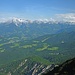 Blick über den Berchtesgadener Talkessel zum markanten Hohen Göll. Rechts hinten die weite Hochebene der Übergossenen Alm mit dem Hochkönig. Ganz rechts der Kleine Watzmann ("Watzmannfrau").