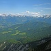 Das Berchtesgadener Talbecken; links Hoher Göll, rechts Watzmann. Ganz hinten, etwas rechts der Bildmitte die Übergossene Alm mit dem Hochkönig.