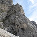 der mittlere Teil des Klettersteigs; oben an der Spitze sind 2 Kletterer zu sehen
