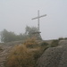 Gipfelkreuz des Monte Zucchero (Zughero) im Nebel 1230 m
