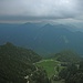 Auch über dem Kesselbergpass ist es finster: Rabenkopf und Jochberg sind noch frei, die Benediktenwand (hinten) steckt allerdings bereits in Wolken.