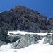 Ab Punkt 2612 westlich ausholend zurück zum Ost-Grat des Gross Kärpf. Rot eingezeichnet der markante Kamin der auf den Ost-Grat führt. (Foto im Abstieg aufgenommen, als das Wetter besser war.)