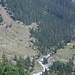 <b>Da un’altura poco sopra i laghetti scorgo l’Alpe di Sfii, con il ponticello che supera il Ri di Sfii.</b>