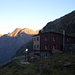 Die Silvrettahütte - noch im Schatten an einem kühlem Herbstmorgen