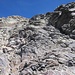 zum Schluss über griffige Felsplatten zum Gipfel (hinten links)