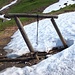 Der viele Schnee des Winters 2011/2012 hat selbst dicke Pfähle bewegt, wie hier auf der Alp Zingel. 