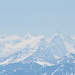 Gipfel im Berninagebiet etwa 100 km entfernt, ziemlich dunstig, aber besser als mit dem bloßen Auge zu sehen
