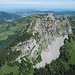 unser nächstes Gipfelziel;
Anstieg von der Bildecke (r.u.) über die steile Grasflanke, Geröllfeld, Schrofengelände zum felsigen Gipfelaufbau - Abstieg via Grat und südlicher Vorgipfel Kleiner Mythen nach P. 1438