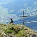 Ein gefiederter Besucher am Gipfelkreuz