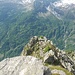 Di qui, dirupi; dall'altra parte della valle, l'Alpe di Mügaia (a destra) e l'Alpe di Cardèd (a sinistra)