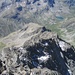 Julierpass (Pass dal Güglia) vom Gipfel gesehen. Rechts sehr steile Westwand.
