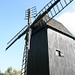 Die alte Bockwindmühle von Prietzen. Der Name dieses ältesten Windmühlentyps Europas kommt vom Untergestell, dem so genannten Bock.