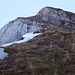 Gipfelbereich des Zuestolls: Der Weg überwindet der erste grasige Felsband und quert nach links unter die Gipfelfelswand. Der Aufstieg auf den Gipfel erfolgt in einem Couloir knapp vor dem Grat links. 