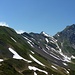 Kurz vor Erreichen des Gandispitz (links ist noch knapp das Gipfelkreuz in den Wolken erkennbar), rechts markant der Schwalmis - unser heutiges letztes Etappenziel