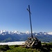 auf Drunegalm steht ein echtes Gipfelkreuz - den Hintergrund stellt wieder die majestätische Kette von der Blüemlisalp bis zum Wildstrubel dar