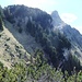 on Buggigrat schweift der Blick dem schmalen Pfad südlich des Blutt Stöckli entlang. Hinten ist der Rophaien zu erkennen. 