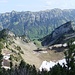 Blick nordwärts vom Rophaien-Sattel zum ausgetrockneten Butzenseeli. Hinter der Bergkette Fronalpstock - Huser Stock lugen die Mythen hervor. 
