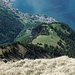 Tiefblick vom Rophaien nach Flüelen, der Alp Franzen und Gibel (unter den Hochspannungsleitungen am Franzenstock). 