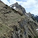 Abschüssige Traversen in der Südflanke des Äbneter Stöckli. Die Wegspur ist zum Glück klarer sichtbar, als es hier scheint.