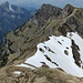 Blick vom Diepen zum Rophaien. Hier ist der gute Pfad dem Grat entlang über das Äbneter Stöckli zu erkennen. Von dieser Seite aus ist die Abzweigung auf den die Südflanke traversierenden Pfad unscheinbar und nicht markiert. 