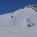 Dieser Hang war schon recht aufgeweicht. Nach einem Abflug hieß es Ski ausgraben im Brusttiefen Sulzschnee.