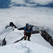 Über den Wolken - [u Alpinos]F auf den letzten Metern des Firngrates zum Gipfel.
