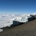 Auf dem Weg vom Gilmans Point zum Uhuru Peak wird man stets von unglaublichen Gletschergestalten begleitet