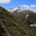 Steil führt der Bergweg die Flanken über dem Lai da Sontga Maria / Lago di Santa Maria (1908m) hoch. 

Im Hintergrund ist der Doppelgipfel des Pizzi dell'Uomo (2662,9m und 2585m).