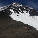 Oberhalb 3000m steilt sich der Scopi-Westgrat zum Gipfel hin nochmals auf. Im steilsten Teil unterhalb der militärischen Anlagen trifft man auf einige rotweisse Wegmarkierungen im Schuttgelände.