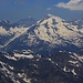 Für kurze Zeit öffnete sich eine Wolkenlücke auf dem Scopí nach Norden und ich konnte die Aussicht über die Surselva geniessen. <br /><br />Der Oberalpstock / Piz Tgietschen (3327,8m) ist eingerahmt durch den Gross Windgällen (3187,3m) und Gross Ruchen (3138m). Links ist der Witenalpstock (3016m).