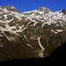 Erste Sonnenstrahlen beleuchten das Val Rondadura mit dem Piz Scai (2741m; vorn) und Piz Rondadura (3016m).