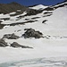 Beim namenlosen kleinen Bergsee P.2754m steht man bald auf der darüberliegenden Fuorcla Gannaretsch (2860m) die sich recht vom kleinen Schneehügelchen P.2889m befindet.