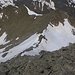 Rückblick vom aus grossen Granitblöcken aufgebauten Piz Gannaretsch Westgrat hinunter in die Fuorcla Gannaretsch (2860m).