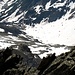 Voilà, Trotzigplanggstock 2954m – Tiefblick zur Sustlihütte. Der rote Pfeil führt zur ersten Abseilstelle