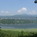 Le frazioni di Carcano, Parravicino e Buccinigo si specchiano nel lago di Alserio con lo sfondo del Bollettone